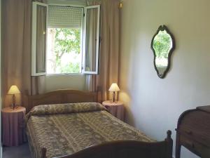 1 dormitorio con 1 cama, 1 ventana y 2 lámparas en Apartamento Jardines Vía Parque, en Alicante
