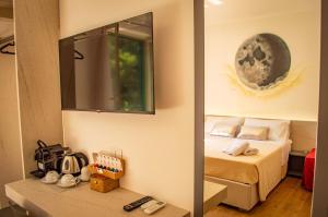 Кровать или кровати в номере KOSMOS B&B
