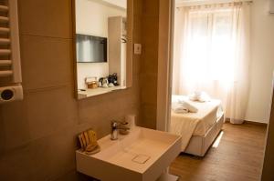 Кровать или кровати в номере KOSMOS B&B