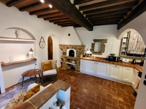 A kitchen or kitchenette at Luxury 1-bedroom house with the pool in Tuscany.