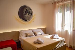 Кровать или кровати в номере KOSMOS B&B
