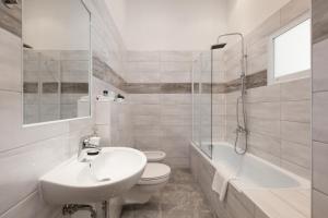 Kúpeľňa v ubytovaní City Center Dream Home 2BR/2Bath + 24 fotografií