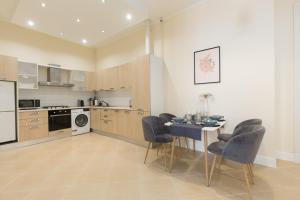 Kuchyňa alebo kuchynka v ubytovaní City Center Dream Home 2BR/2Bath