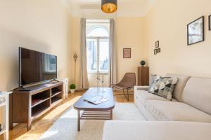 Televízia a/alebo spoločenská miestnosť v ubytovaní City Center Dream Home 2BR/2Bath