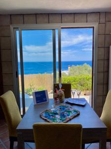 - une table avec un ordinateur portable et une vue sur l'océan dans l'établissement STONE Home - Sea & Landscape, à Marittima
