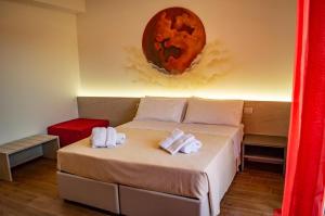 Кровать или кровати в номере KOSMOS B&B