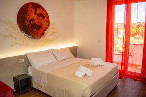 Кровать или кровати в номере KOSMOS B&B
