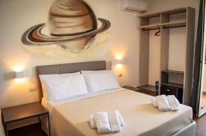 Кровать или кровати в номере KOSMOS B&B