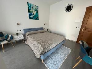 - une chambre avec un lit, une table et des chaises dans l'établissement Baboe Affittacamere IUN F1037, à Torre Grande