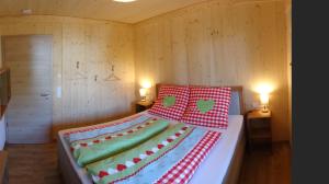 Postel nebo postele na pokoji v ubytování WaldBlick im Happy Allgäu - Wohnung mit großer Dachterrasse + 19 fotografií