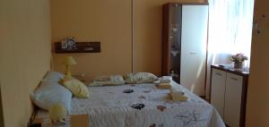 una camera da letto con un letto con cuscini sopra di Kuća za odmor Una a Dvor