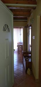 un corridoio con una stanza con tavolo e porta di Kuća za odmor Una a Dvor