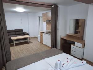 1 dormitorio pequeño con 1 cama y cocina en Апартаменти за гости ,,Тракия'', en Hisarya