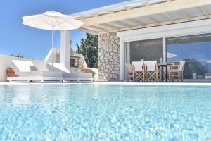 Басейн в Villa Despina або поблизу