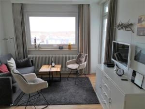 a living room with a couch and a tv at Iderhoff Iderhoff 08 in Norderney