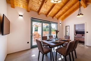 a dining room with a table and chairs at HACIENDA GASPAROVIC in Sukošan