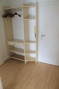 a room with an empty closet with a door at Iderhoff Iderhoff 18 in Norderney +1 photo
