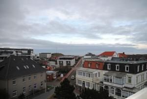 Blick auf eine Stadt mit Häusern und Gebäuden in der Unterkunft Iderhoff Iderhoff 03 in Norderney