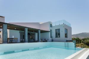 Bazén v ubytování Villa Dei Sogni, for the Design Lovers,By ThinkVilla nebo v jeho okolí