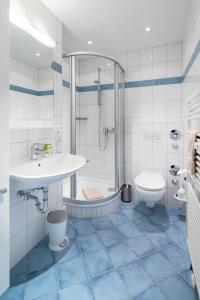 a bathroom with a sink and a shower and a toilet at Iderhoff Iderhoff 45 in Norderney