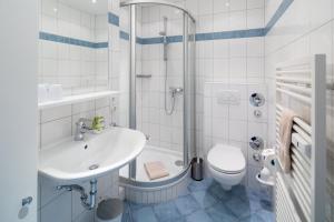 a bathroom with a sink and a shower and a toilet at Iderhoff Iderhoff 45 in Norderney