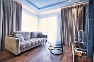 salon z kanapą i stołem w obiekcie Boutique 78 by Housine w Zatorze
