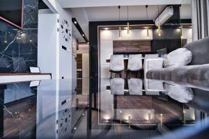 salon z kanapą i krzesłami w obiekcie Boutique 78 by Housine w Zatorze