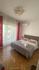 1 dormitorio con 1 cama grande y techo en Affittacamere L'Orchidea, en Ventimiglia