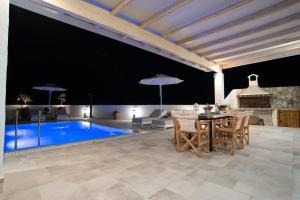 Басейн в Villa Despina або поблизу