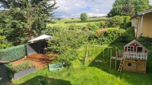 - une vue aérienne sur un jardin avec une aire de jeux dans l'établissement Das Tor zum Vogtland !!, à Rodewisch