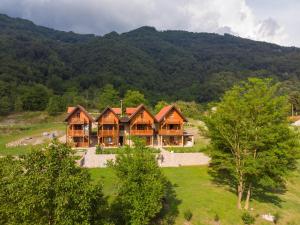 een luchtzicht op een huis op een heuvel bij Vikendica pored Drine in Bajina Bašta