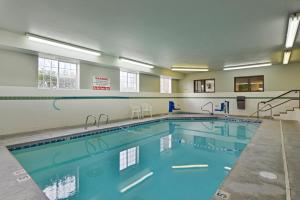 uma grande piscina com água azul num edifício em Motel 6-Meridian, ID - Boise W em Meridian