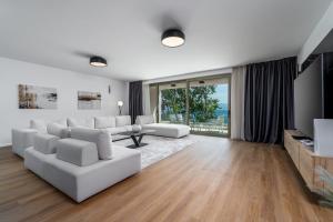 Istumisnurk majutusasutuses Beachfront Villa Erce with private 40sqm heated pool, a Gym, 7 en-suite bedrooms, a rooftop terrace, 2 living areas