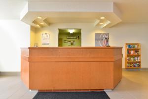 a waiting area at a hospital with a cash register at Motel 6-Meridian, ID - Boise W in Meridian