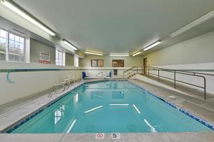 ein großer Pool mit blauem Wasser in einem Gebäude in der Unterkunft Motel 6-Meridian, ID - Boise W in Meridian