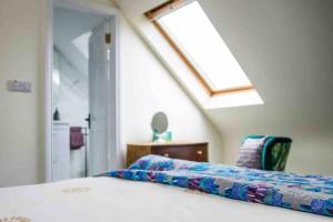 Een bed of bedden in een kamer bij Kingfisher Riverside Retreat