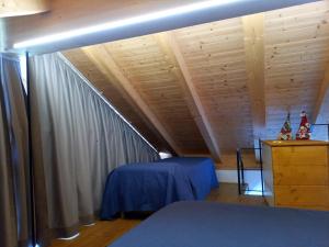Zimmer mit einem blauen Tisch und einem Vorhang in der Unterkunft casa vacanze Ca'del Miro Montemezzo in Bugiallo