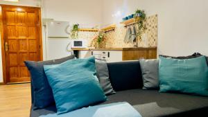 un divano con cuscini blu in soggiorno di Apartamento La Playa a Icod de los Vinos