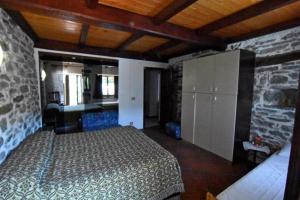 Vico Canavese的住宿－Peter Ranch 3，一间卧室设有一张床和石墙