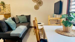 un soggiorno con divano e tavolo di Apartamento La Playa a Icod de los Vinos