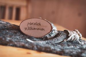 una etiqueta con las palabras Harrier Miller en una mesa en Hüttendorf Hohentauern - Dein Feriendomizil in den Bergen, en Hohentauern