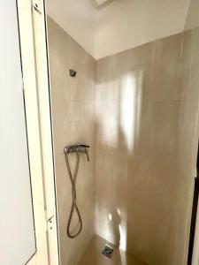 doccia con tubo in bagno di Hotel Lutece a Rabat