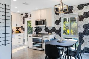 Dapur atau dapur kecil di Trendy 3-bedroom villa with saltwater pool and yard
