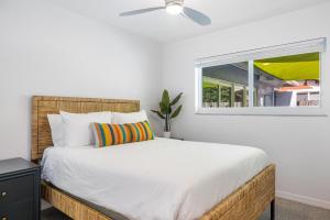 Katil atau katil-katil dalam bilik di Trendy 3-bedroom villa with saltwater pool and yard +36 gambar