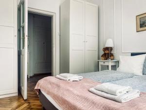 1 dormitorio con 1 cama con toallas en Beautiful Apartment with two rooms, Cracow Old Town, en Cracovia