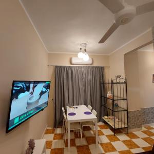 TV a/nebo společenská místnost v ubytování Coral flat with 2 bedrooms and 3 balconies .