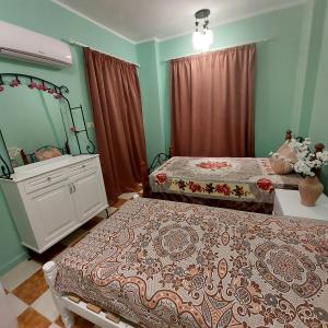 una camera con due letti e uno specchio di Coral flat with 2 bedrooms and 3 balconies . a Marsa Alam
