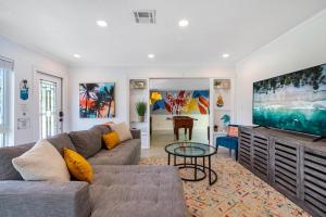 Galeriebild der Unterkunft Trendy 3-bedroom villa with saltwater pool and yard in Fort Lauderdale