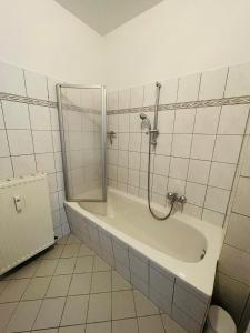 W łazience znajduje się prysznic i wanna. w obiekcie "Glück auf" Lichtdurchflutete schicke Ferienwohnung in Zwickau w mieście Zwickau