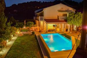una casa con piscina en el patio en Villa Nada, en Zaton